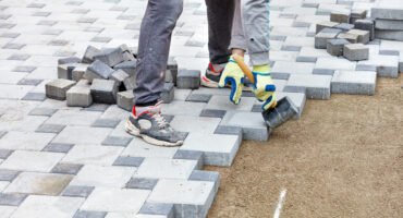 Pflasterarbeiten mit Präzision: Wege und Einfahrten, die überzeugen